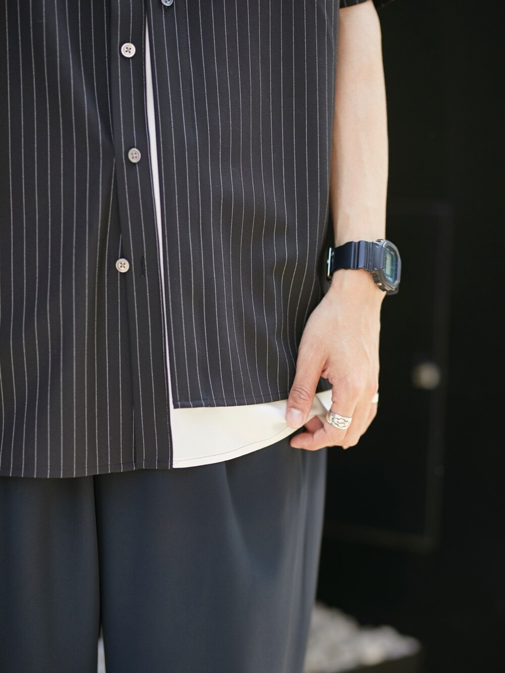 その他のシャツ/ブラウス、ブルー系のその他パンツを着用したメンズの春コーディネートの5枚目の写真