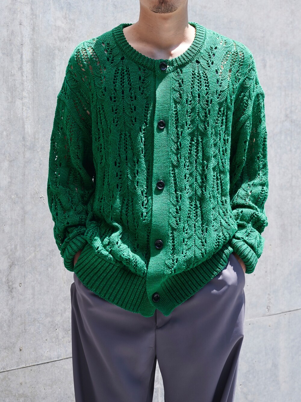 グリーン系のニット/セーターを着用したメンズの春コーディネートの5枚目の写真