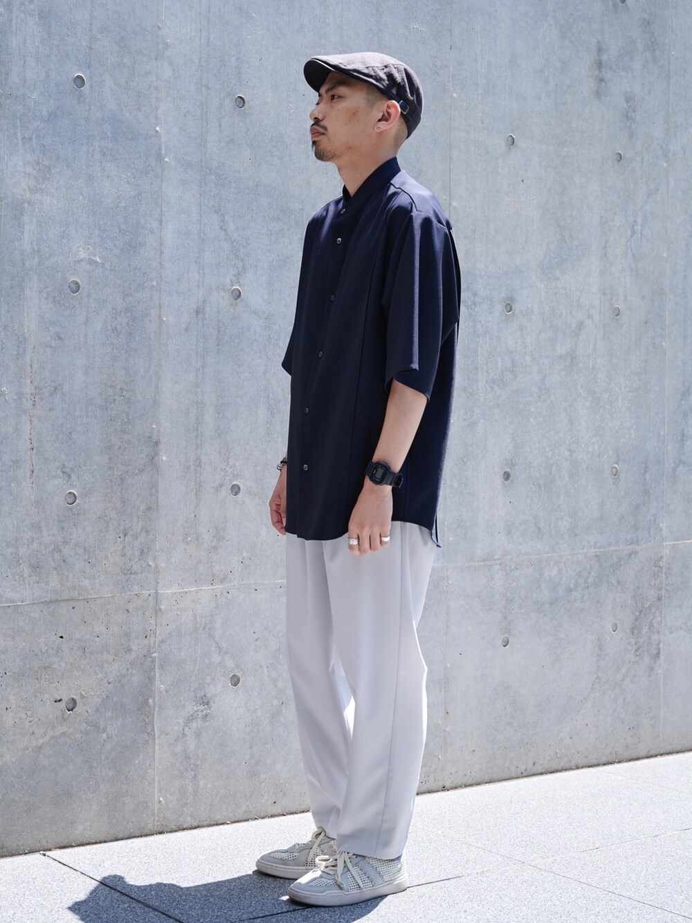 ブルー系のシャツ/ブラウスを着用したメンズの春コーディネートの2枚目の写真