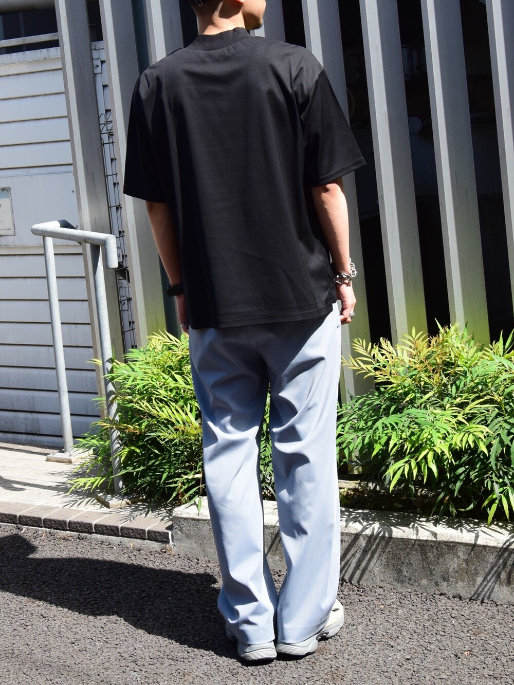 ブラック系のTシャツ/カットソーを着用したメンズの春コーディネートの3枚目の写真