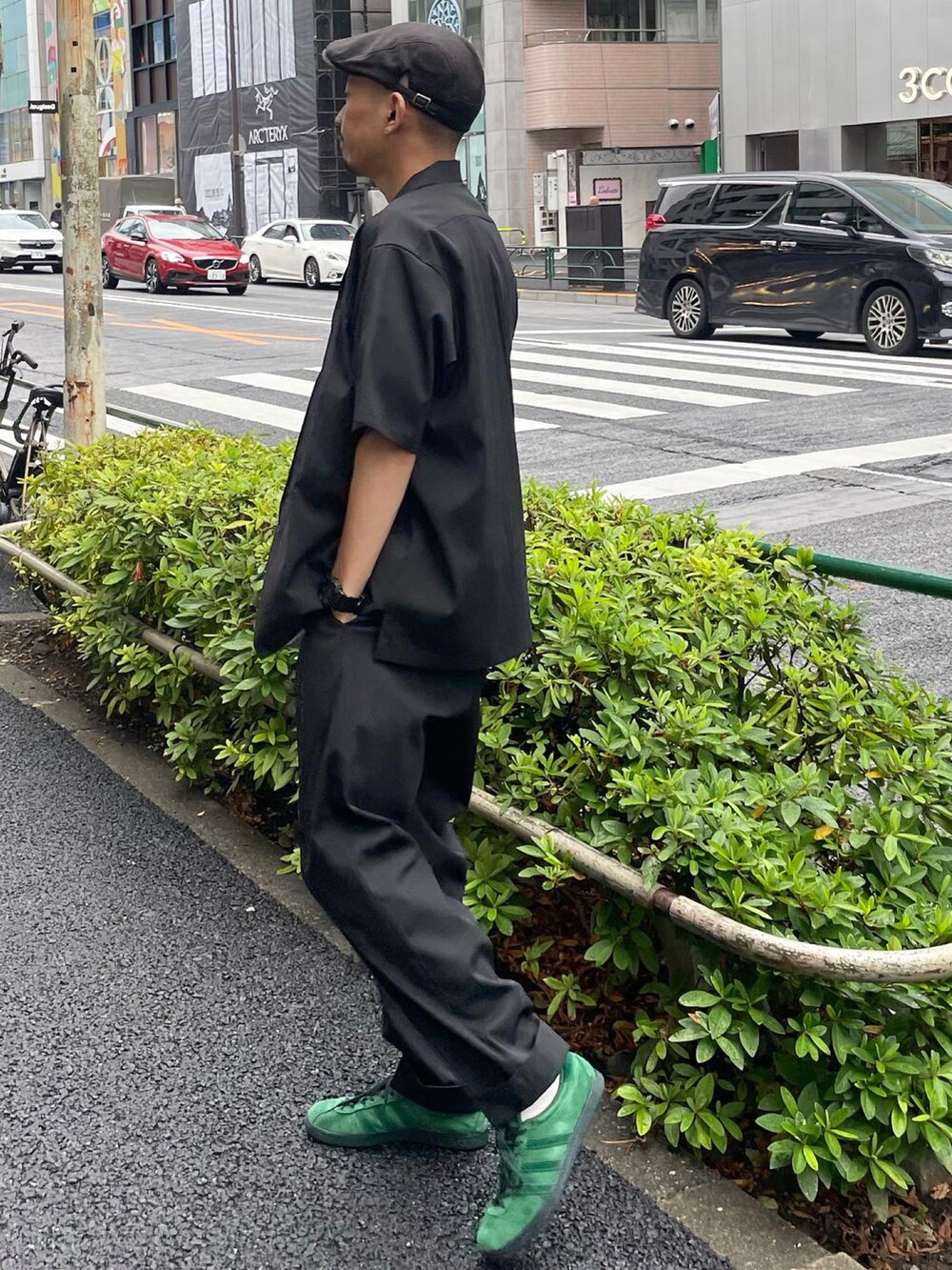 ブラック系のシャツ/ブラウスを着用したメンズの夏コーディネートの2枚目の写真