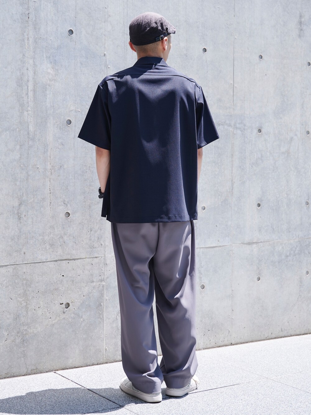 ブルー系のシャツ/ブラウスを着用したメンズの春コーディネートの3枚目の写真