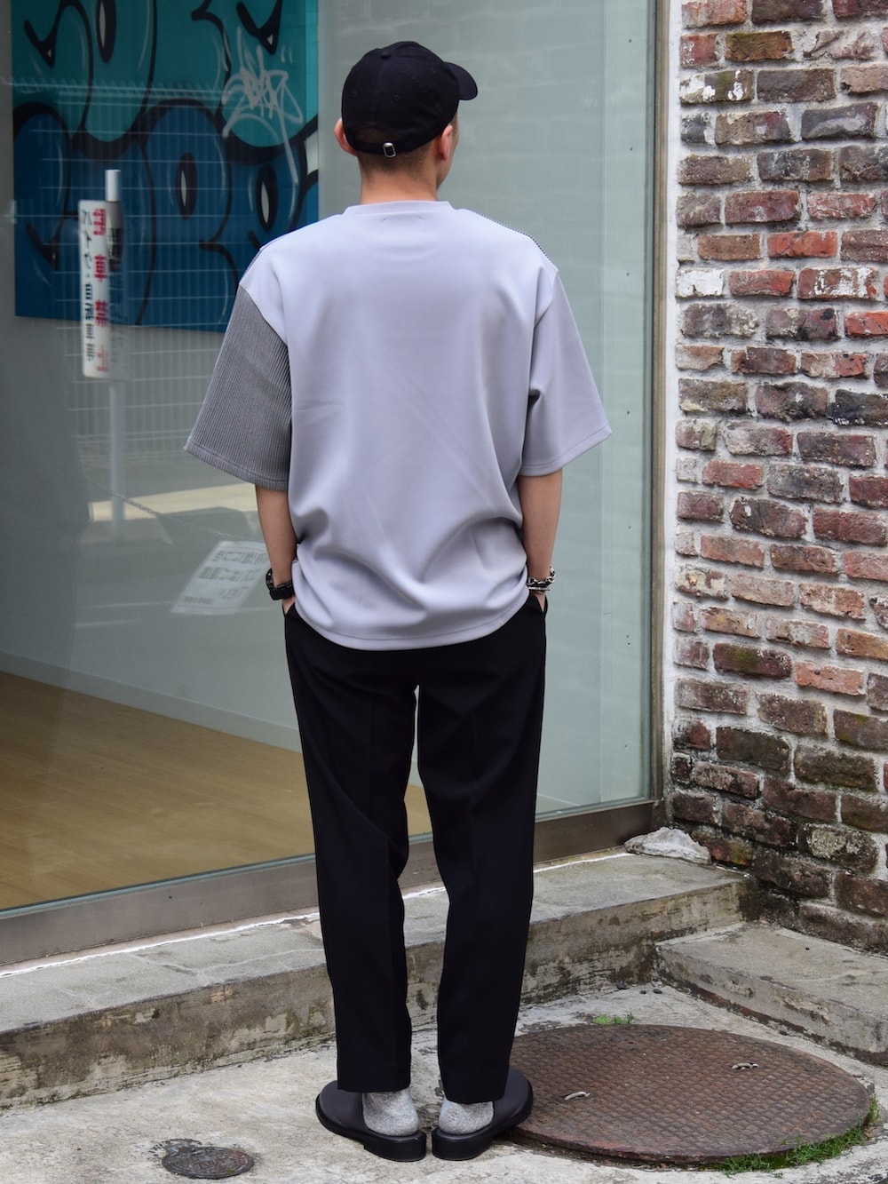 グレー系のTシャツ/カットソーを着用したメンズの春コーディネートの3枚目の写真