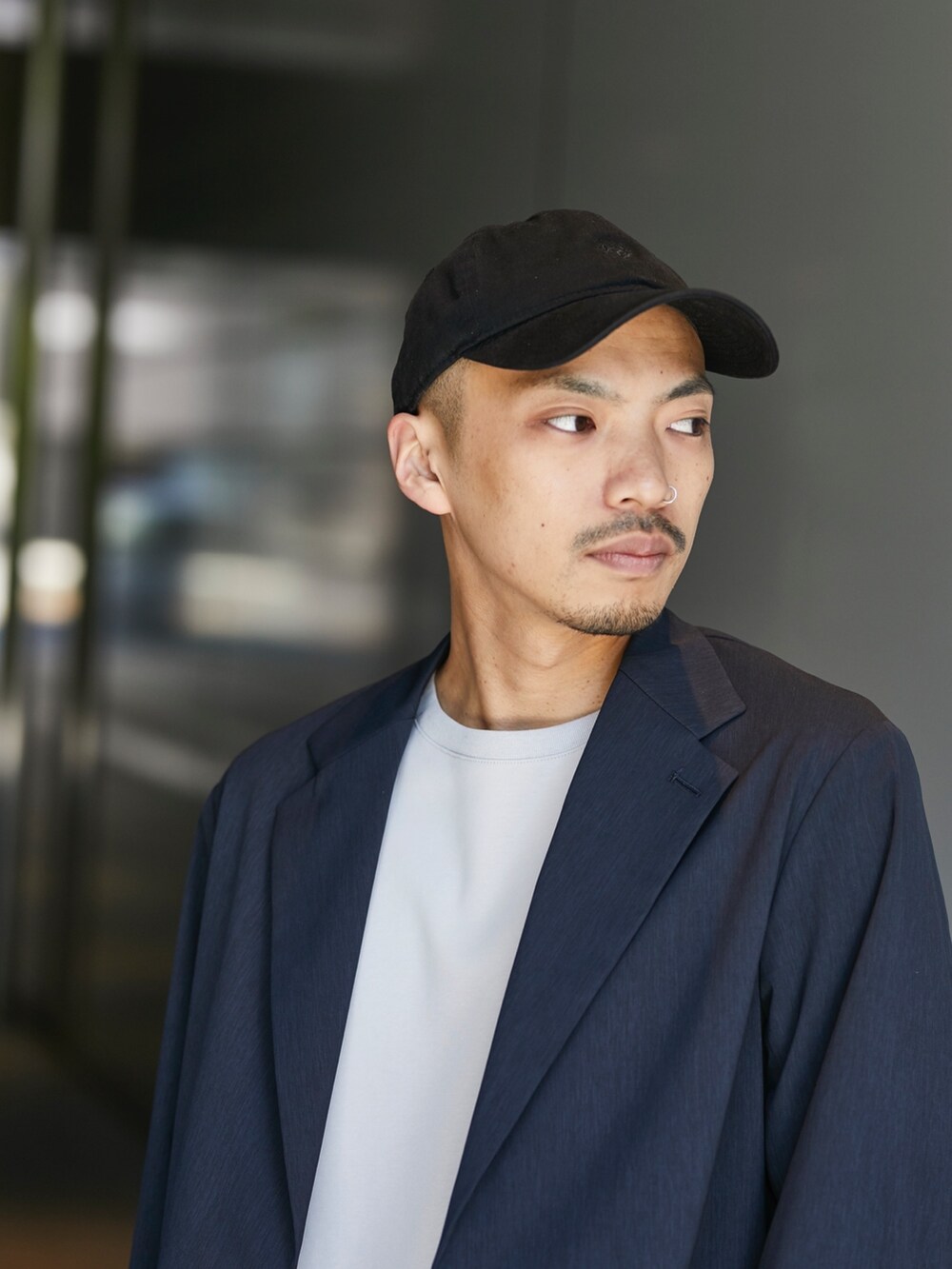 グレー系のセットアップ、グレー系のスラックスを着用したメンズの春コーディネートの4枚目の写真