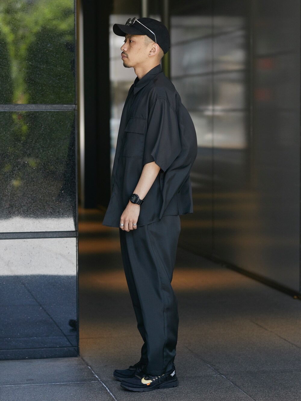 グレー系のシャツ/ブラウス、グレー系のその他パンツを着用したメンズの春コーディネートの2枚目の写真