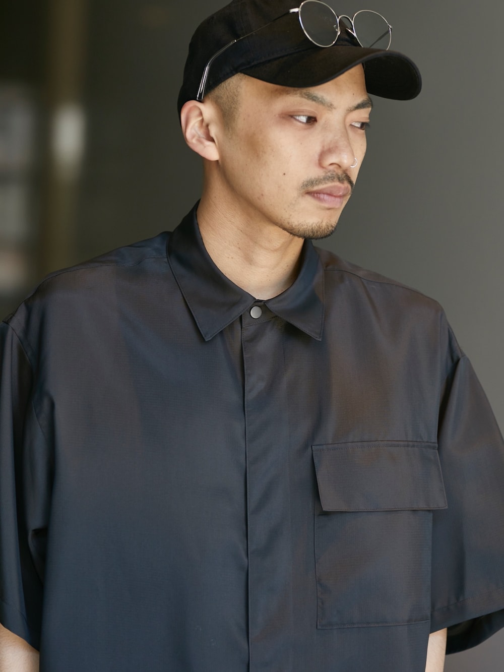 グレー系のシャツ/ブラウス、グレー系のその他パンツを着用したメンズの春コーディネートの4枚目の写真