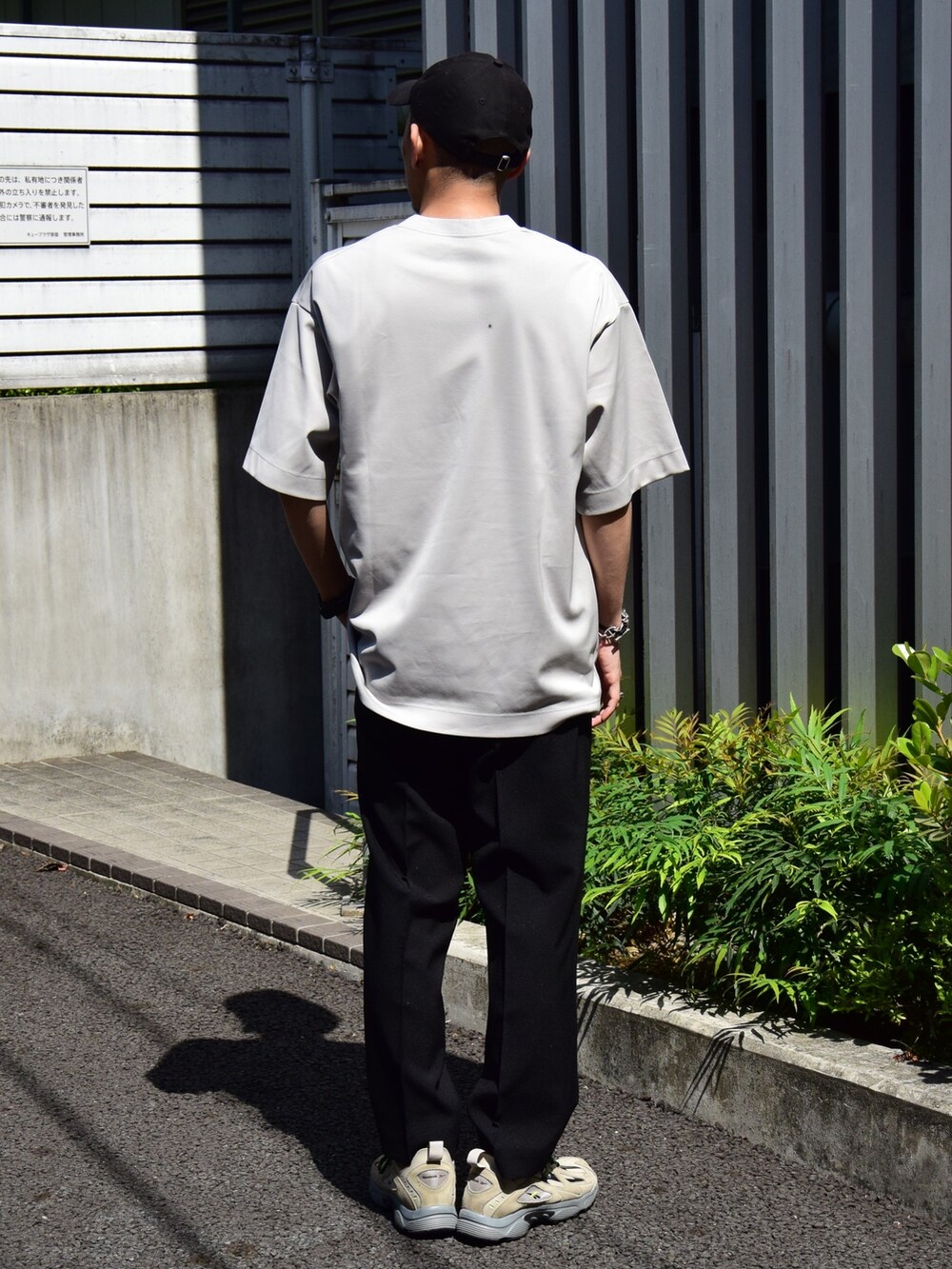 グレー系のTシャツ/カットソーを着用したメンズの春コーディネートの3枚目の写真