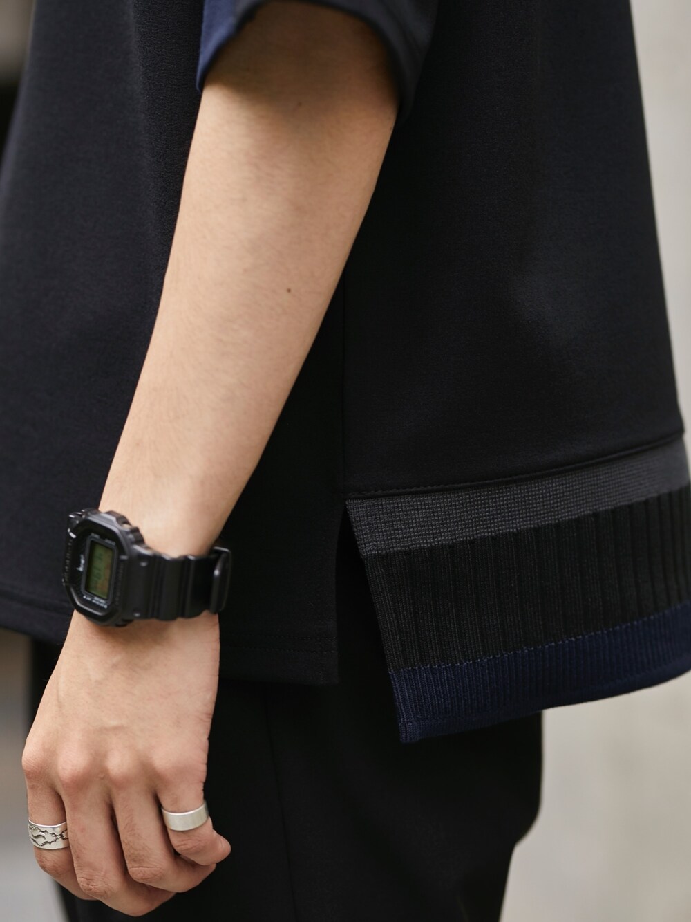 ブラック系のTシャツ/カットソーを着用したメンズの春コーディネートの4枚目の写真