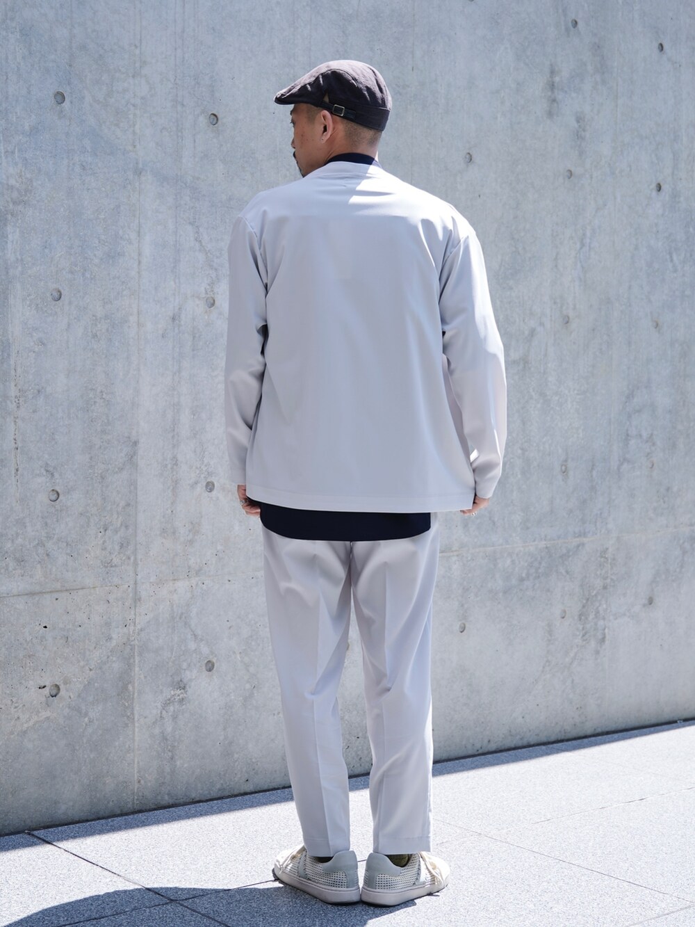 グレー系のセットアップを着用したメンズの春コーディネートの3枚目の写真