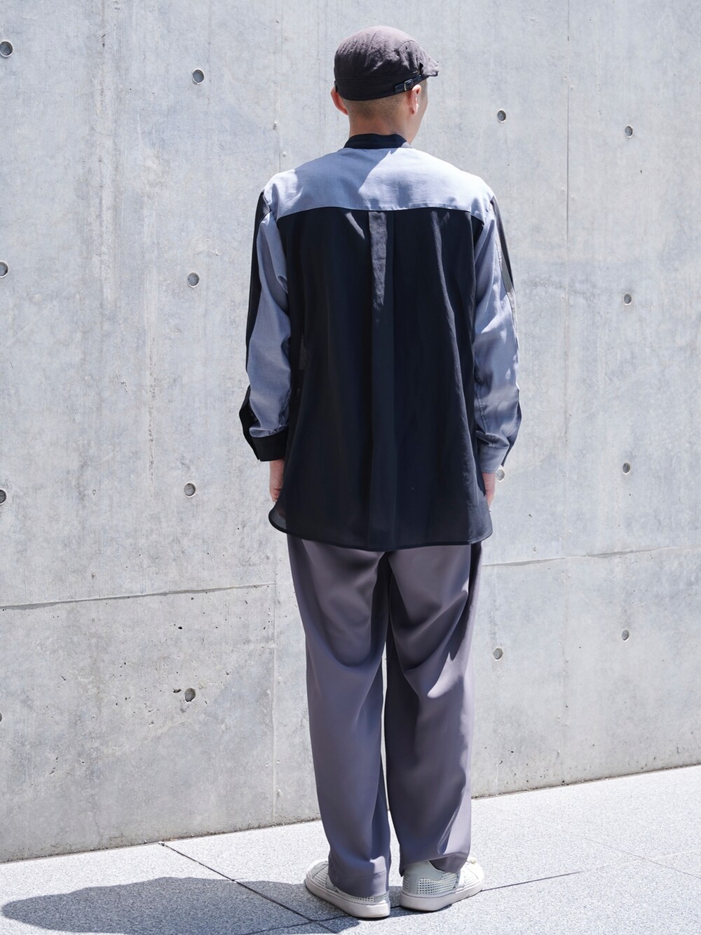 グレー系のシャツ/ブラウスを着用したメンズの春コーディネートの4枚目の写真