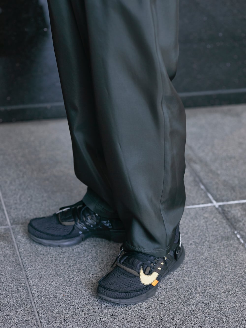 グレー系のシャツ/ブラウス、グレー系のその他パンツを着用したメンズの春コーディネートの5枚目の写真