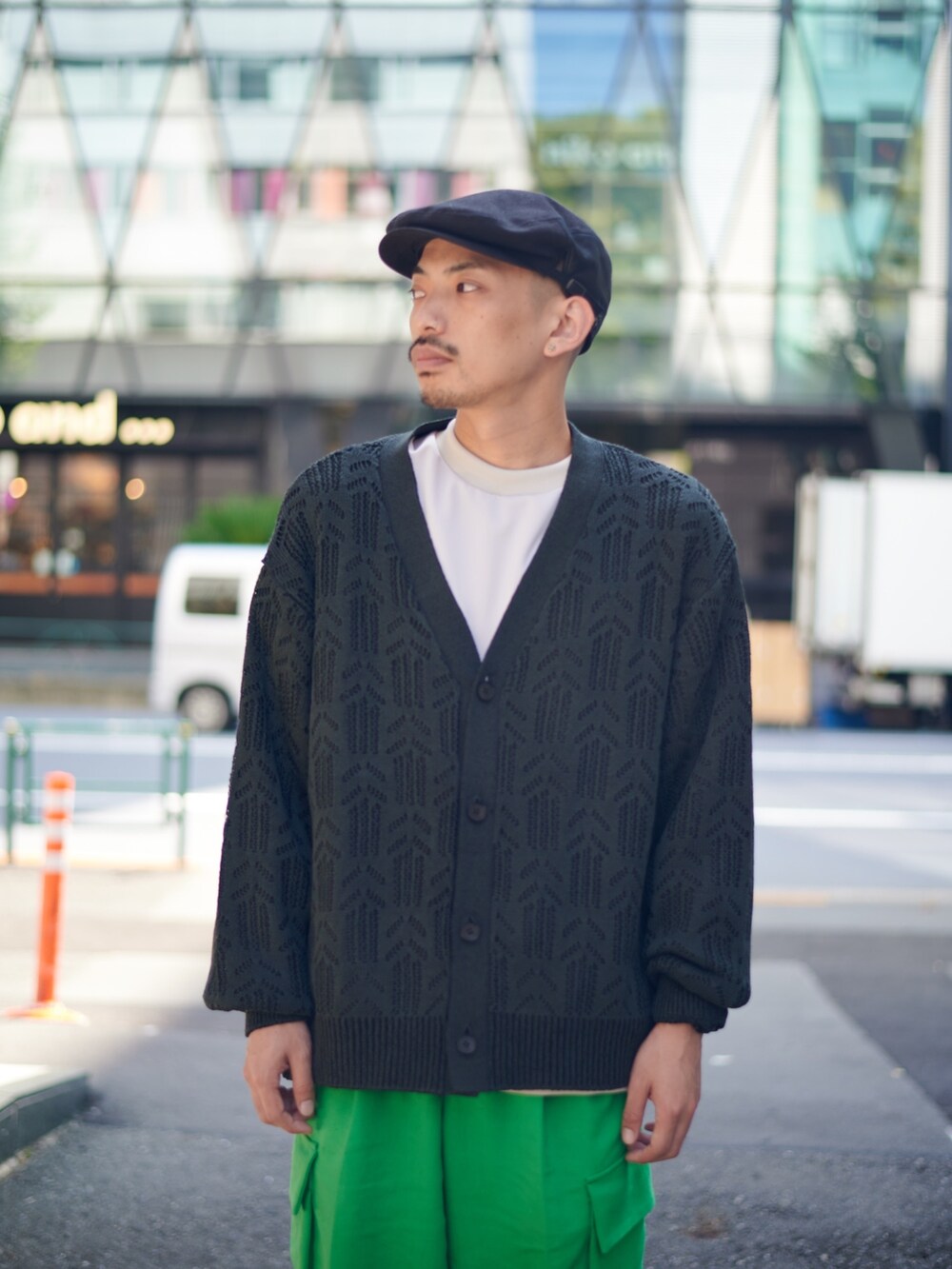 グリーン系のカーディガン/ボレロを着用したメンズの秋コーディネートの5枚目の写真