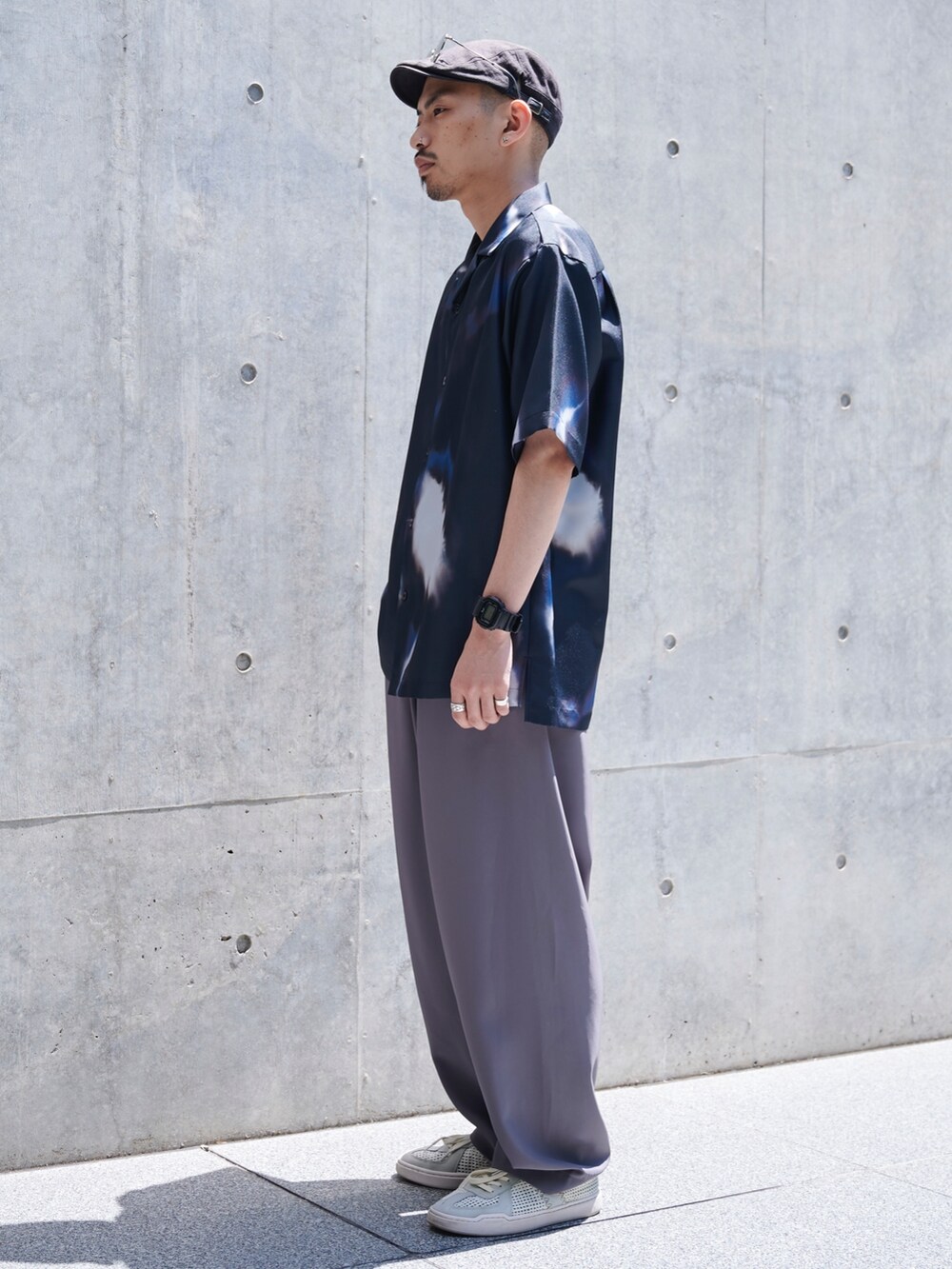 ブルー系のシャツ/ブラウスを着用したメンズの春コーディネートの2枚目の写真