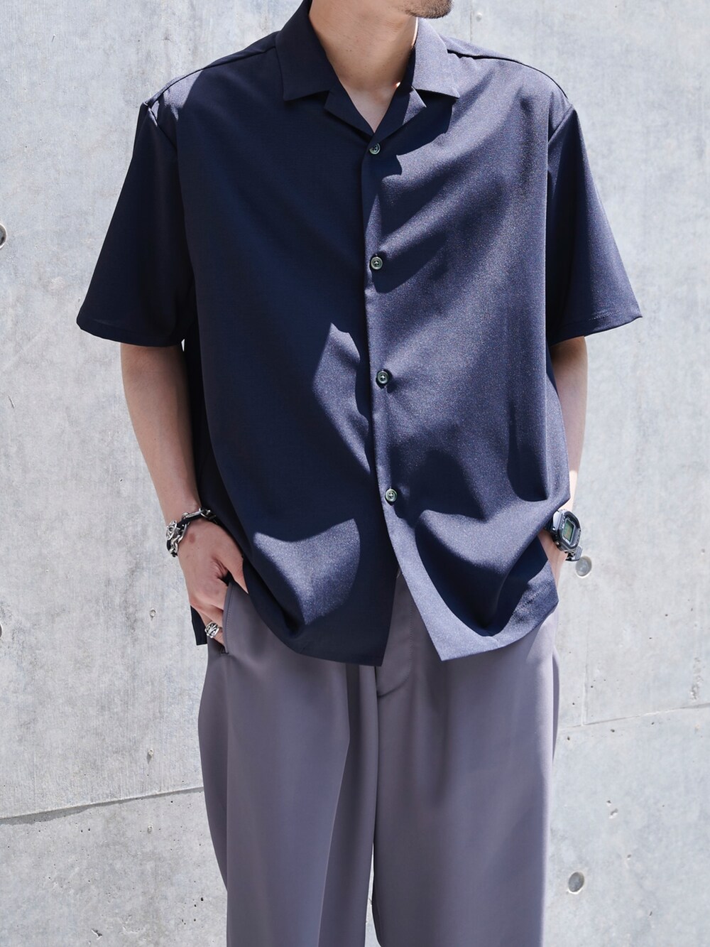 ブルー系のシャツ/ブラウスを着用したメンズの春コーディネートの4枚目の写真