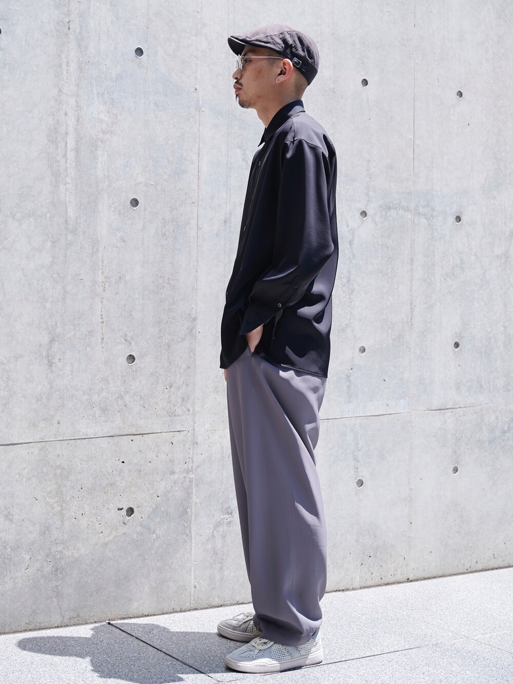 ブラック系のシャツ/ブラウスを着用したメンズの春コーディネートの3枚目の写真