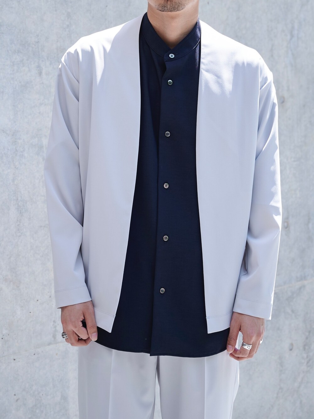 グレー系のセットアップを着用したメンズの春コーディネートの2枚目の写真