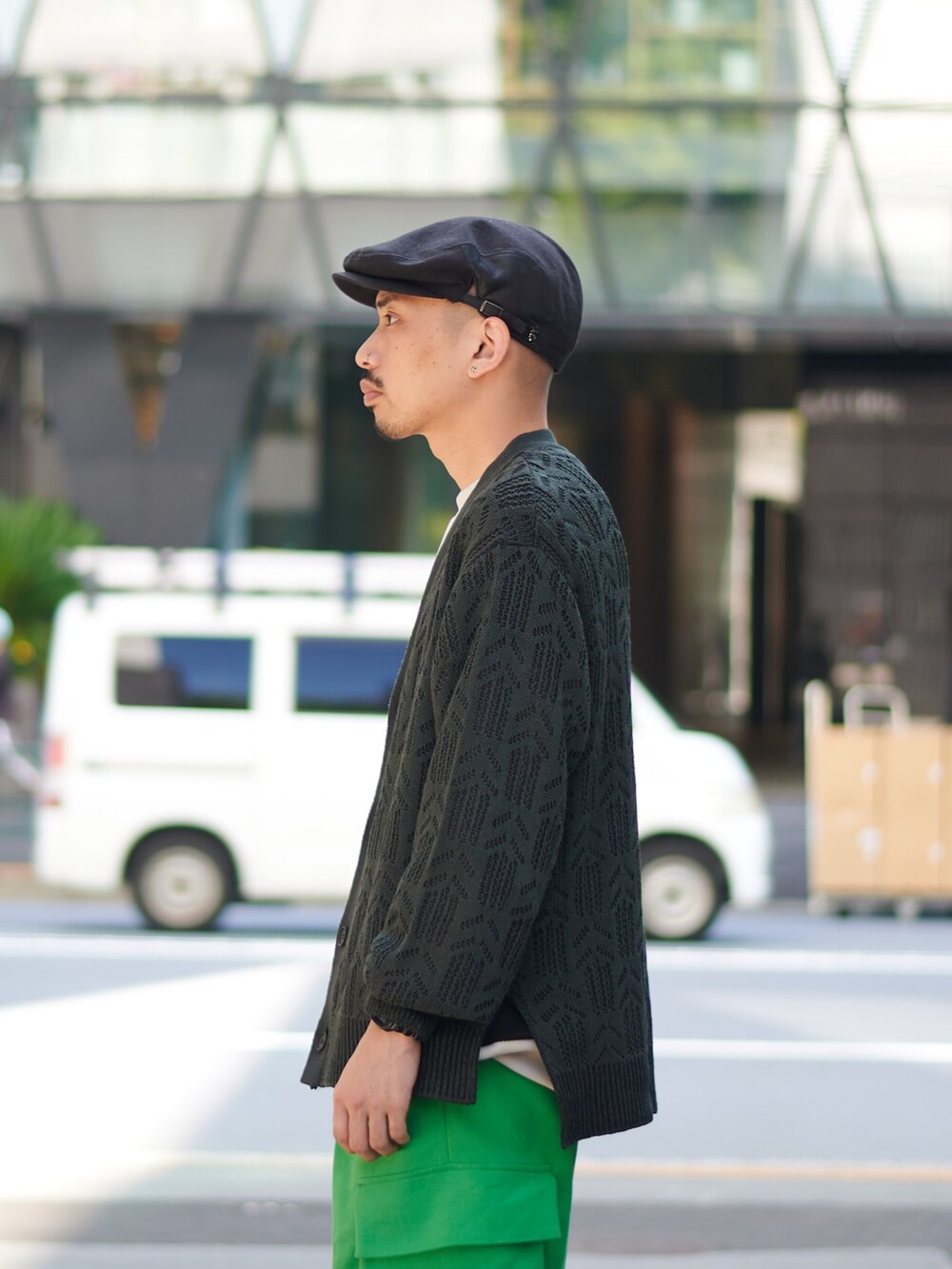グリーン系のカーディガン/ボレロを着用したメンズの秋コーディネートの3枚目の写真