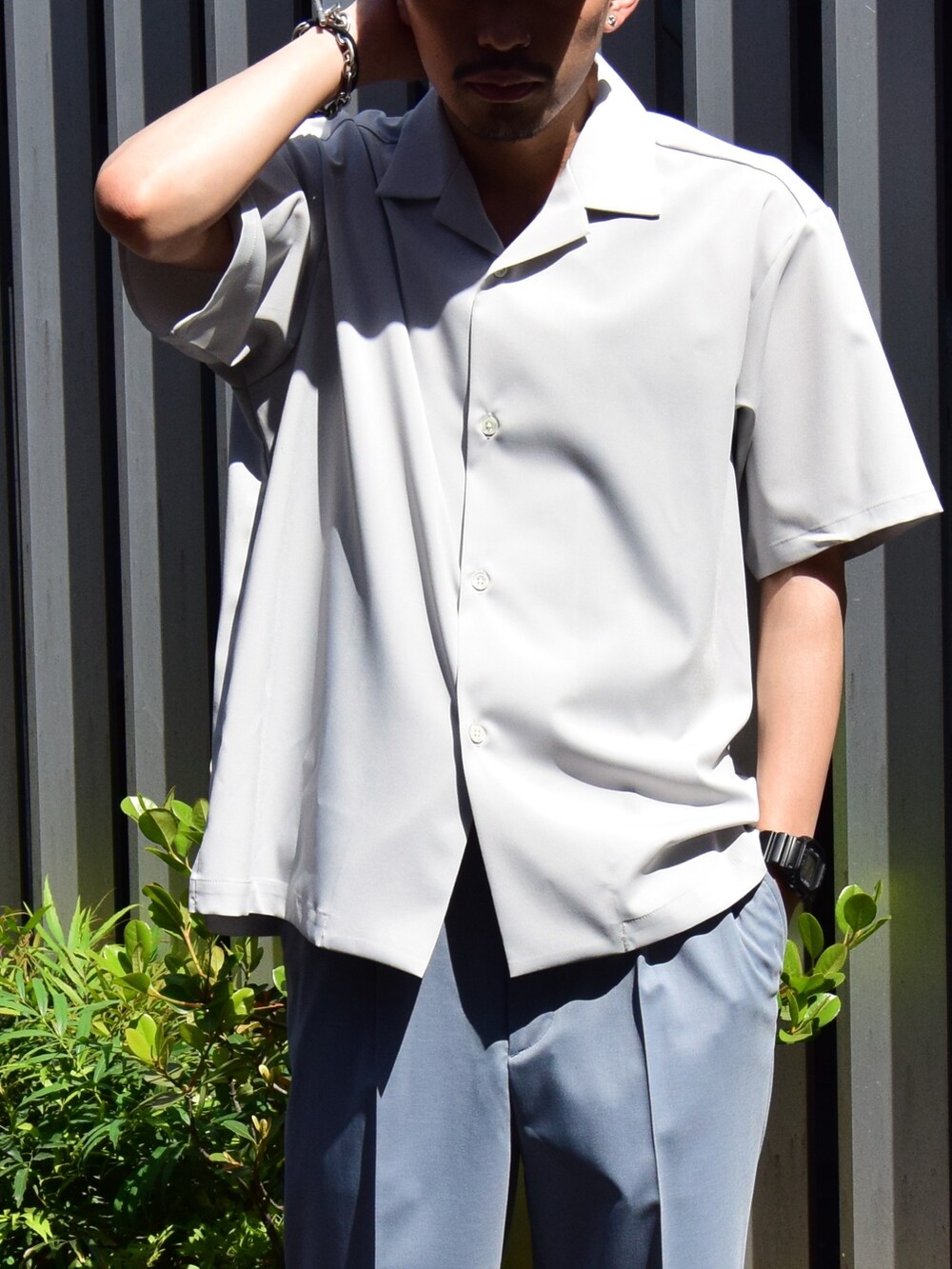 グレー系のシャツ/ブラウスを着用したメンズの春コーディネートの3枚目の写真