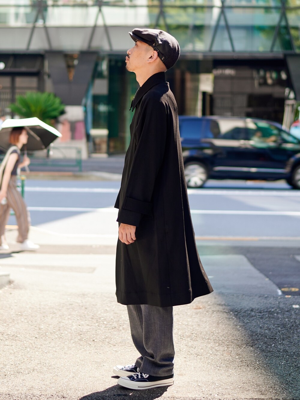 ブラック系のダウンジャケット/コートを着用したメンズの秋コーディネートの2枚目の写真