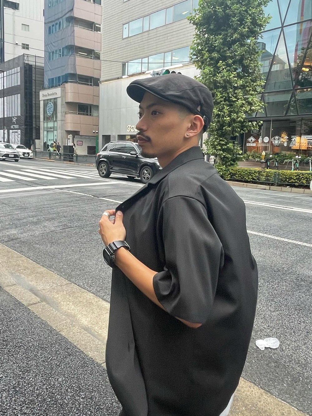 ブラック系のシャツ/ブラウスを着用したメンズの夏コーディネートの3枚目の写真