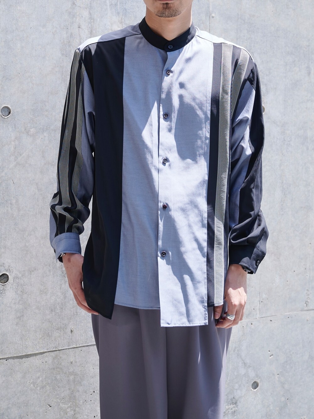 グレー系のシャツ/ブラウスを着用したメンズの春コーディネートの2枚目の写真