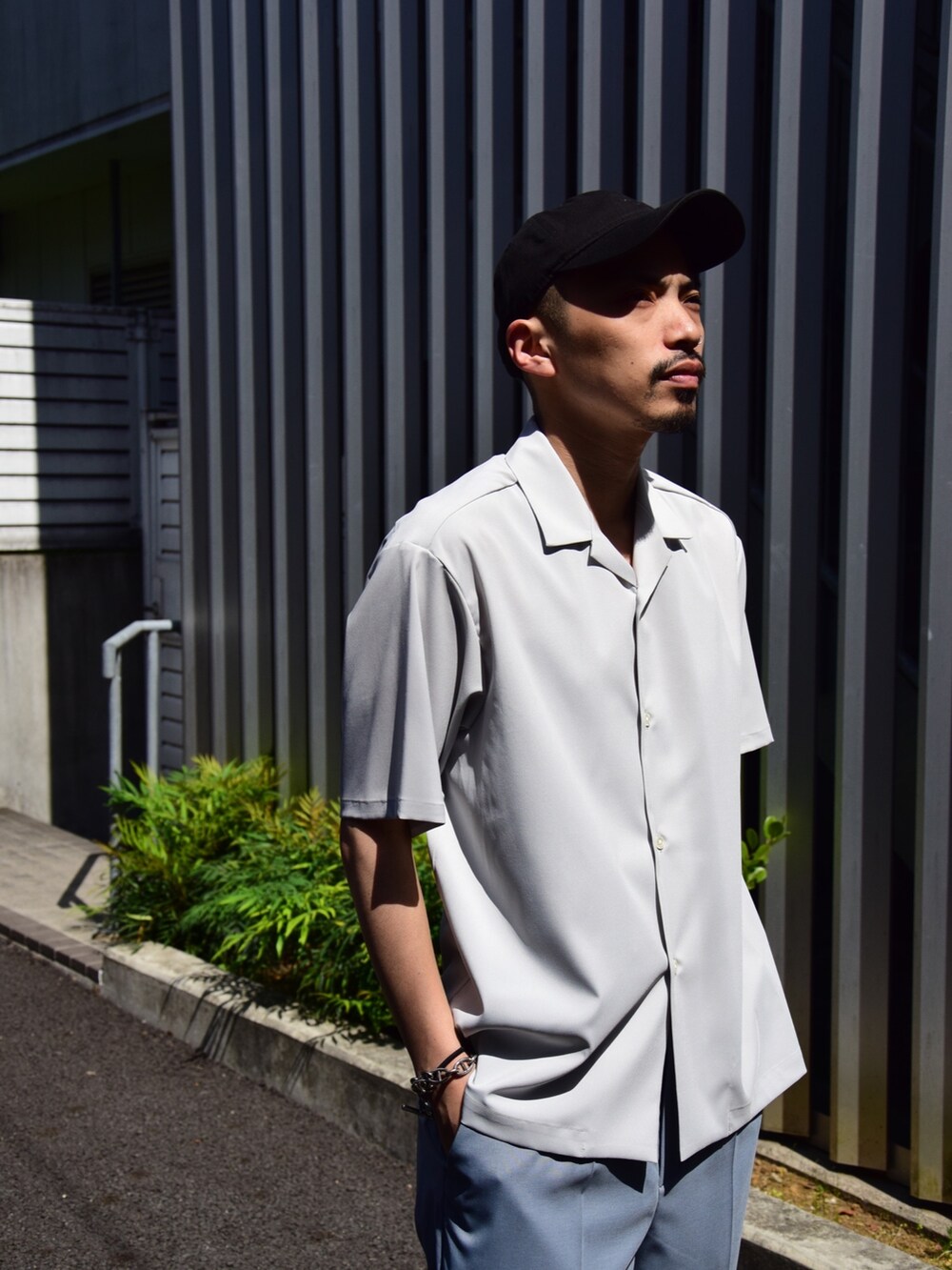 グレー系のシャツ/ブラウスを着用したメンズの春コーディネートの5枚目の写真