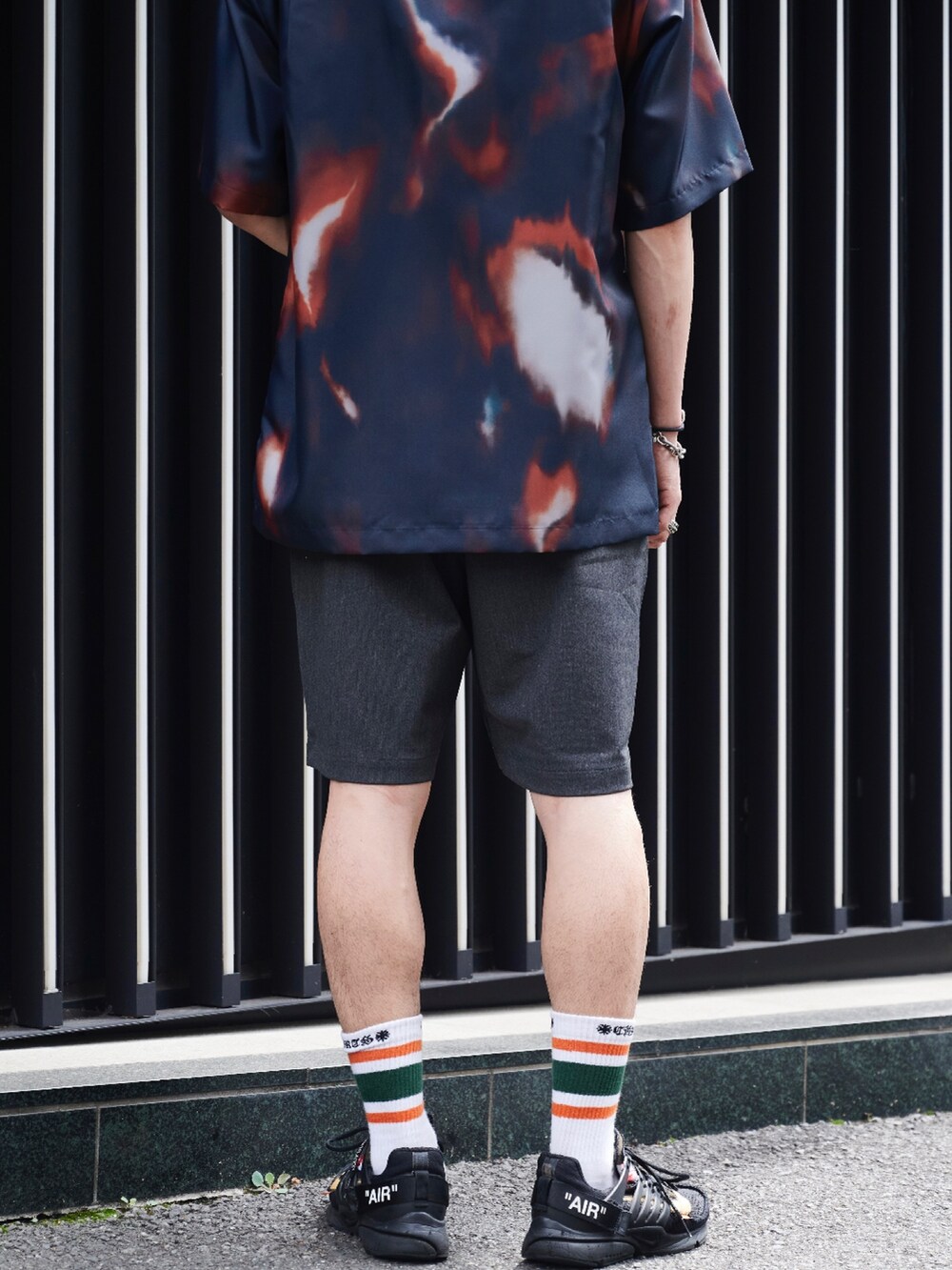 ブルー系のシャツ/ブラウスを着用したメンズの夏コーディネートの5枚目の写真