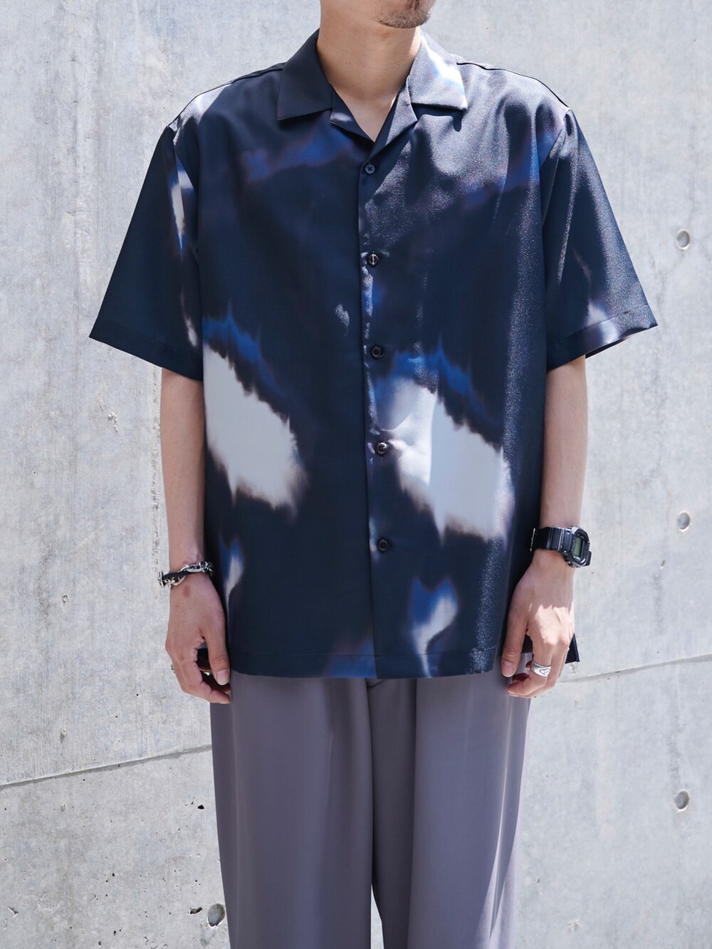 ブルー系のシャツ/ブラウスを着用したメンズの春コーディネートの4枚目の写真