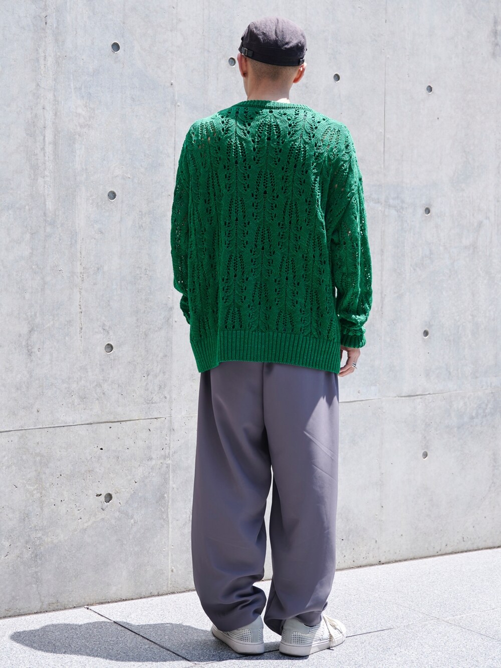 グリーン系のニット/セーターを着用したメンズの春コーディネートの4枚目の写真