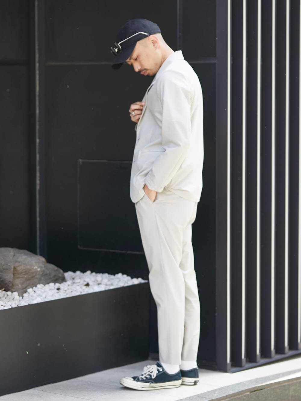 ベージュ系のセットアップ、ベージュ系のスラックスを着用したメンズの春コーディネートの3枚目の写真