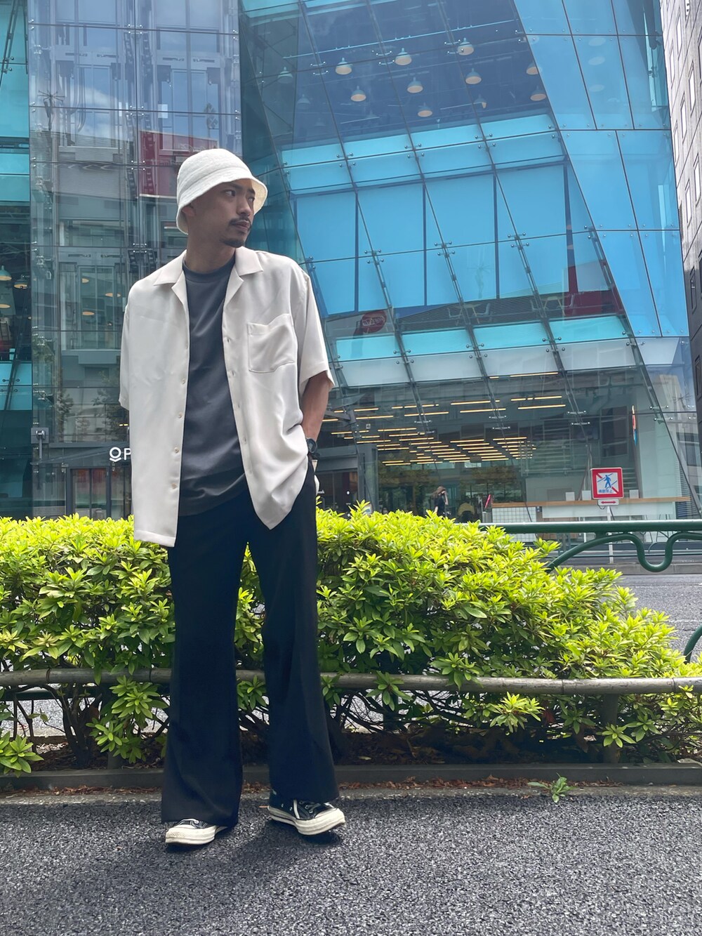 ホワイト系のシャツ/ブラウスを着用したメンズの夏コーディネートの3枚目の写真