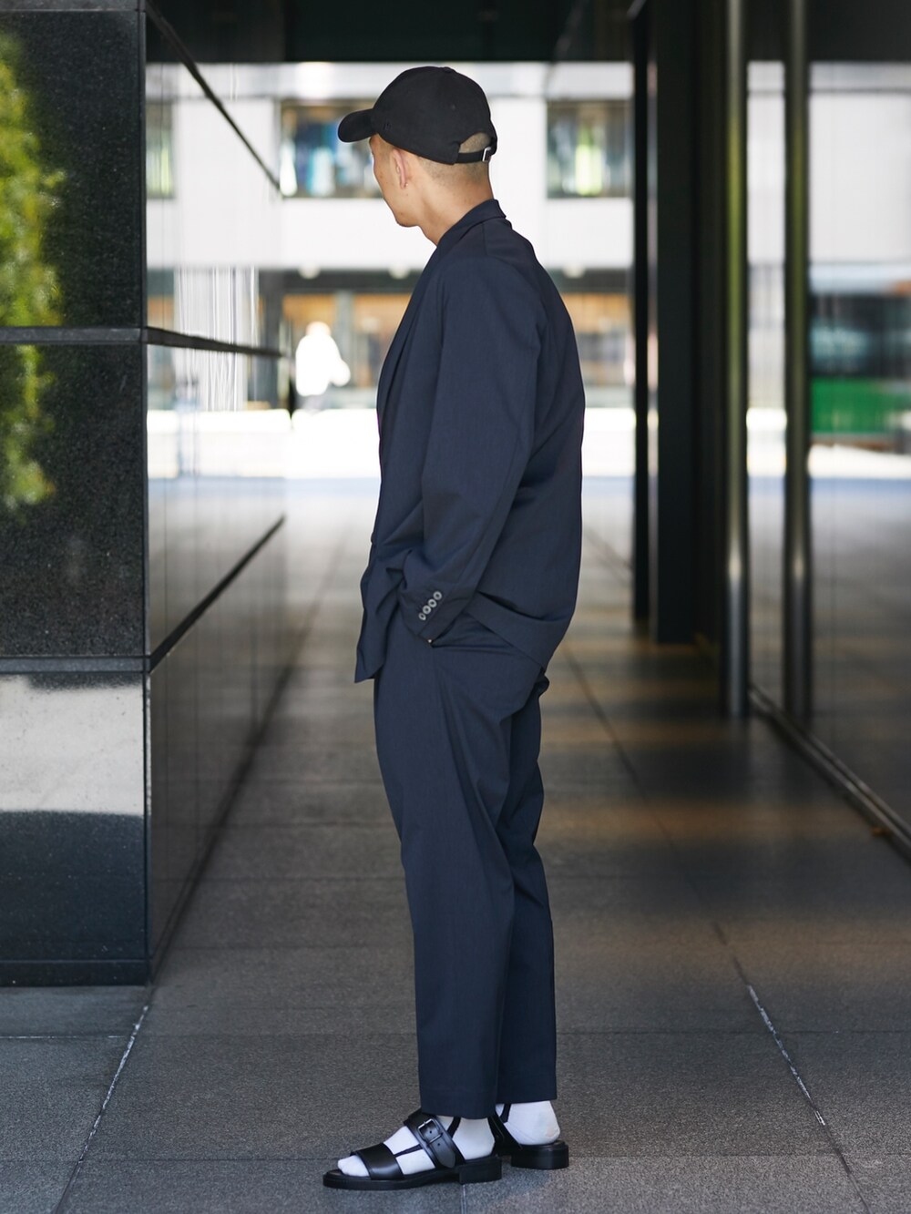 グレー系のセットアップ、グレー系のスラックスを着用したメンズの春コーディネートの2枚目の写真