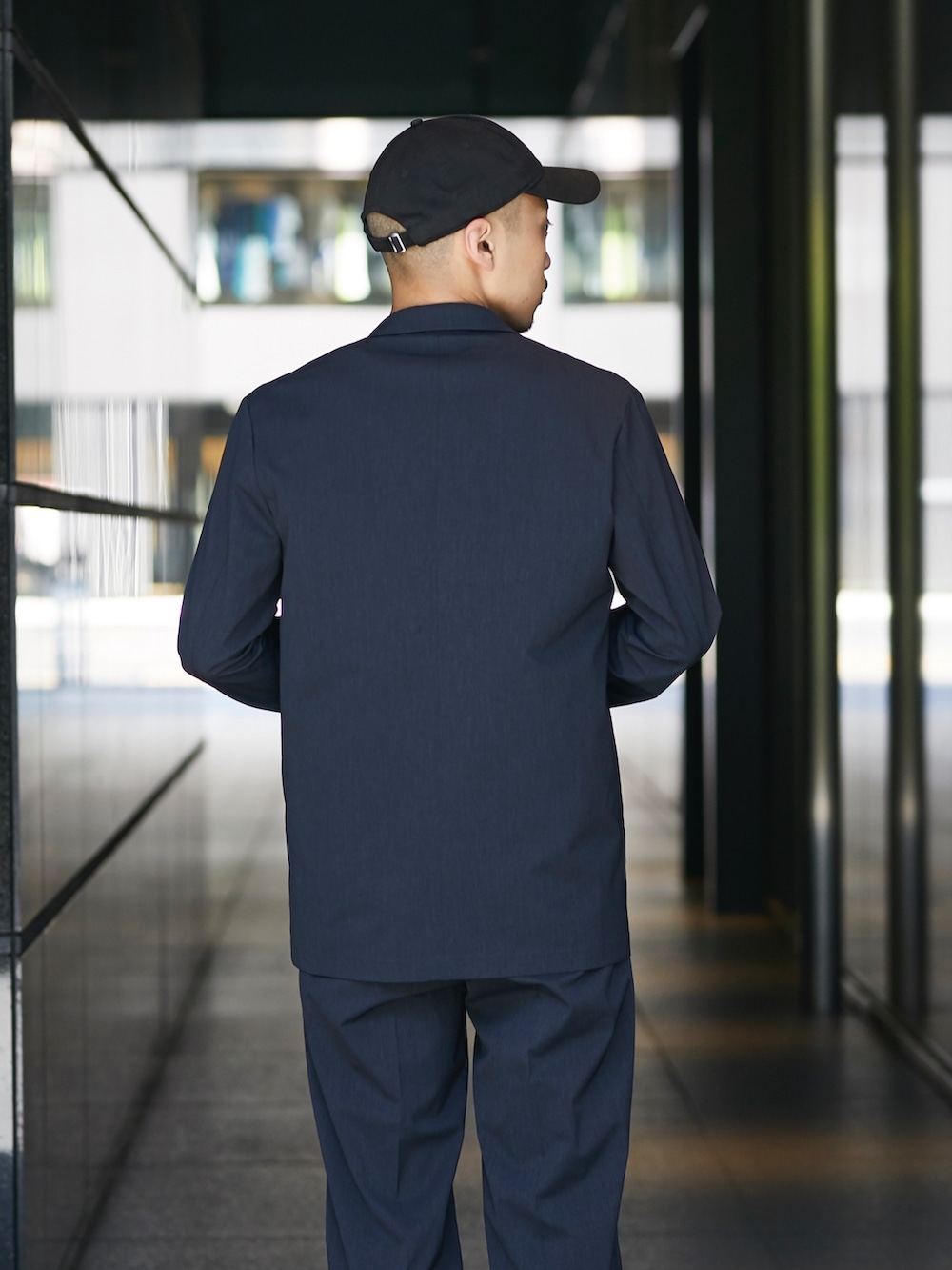 グレー系のセットアップ、グレー系のスラックスを着用したメンズの春コーディネートの3枚目の写真