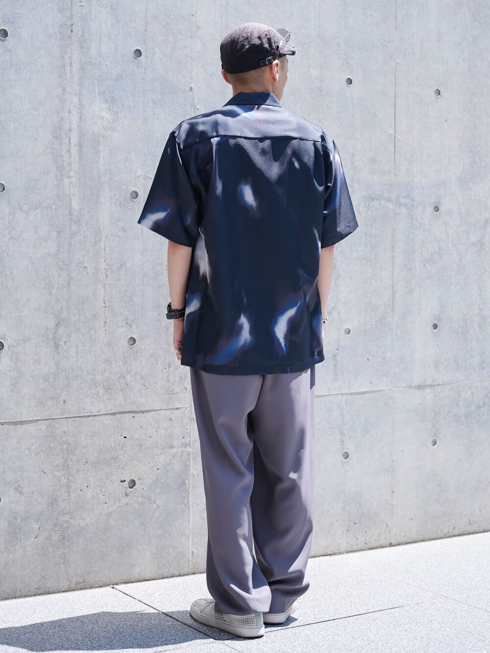 ブルー系のシャツ/ブラウスを着用したメンズの春コーディネートの3枚目の写真