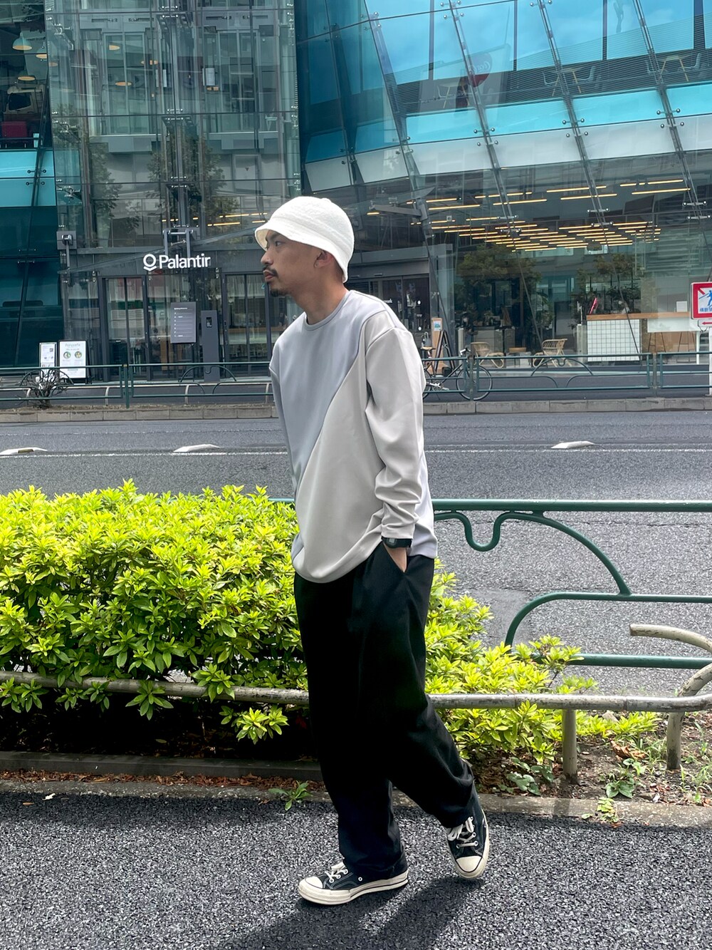 グレー系のTシャツ/カットソーを着用したメンズの夏コーディネートの2枚目の写真