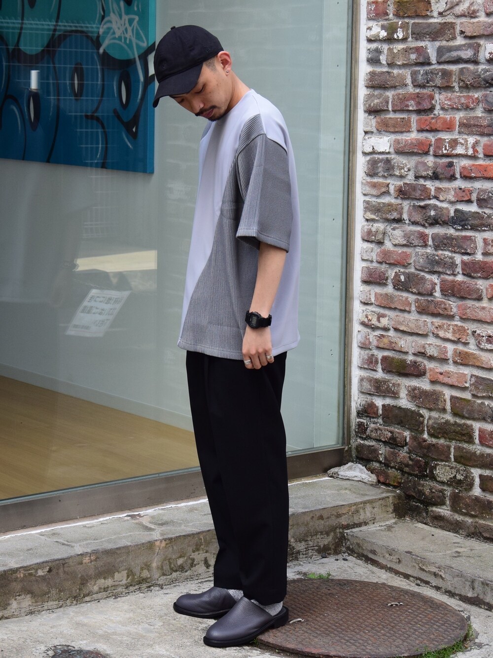 グレー系のTシャツ/カットソーを着用したメンズの春コーディネートの2枚目の写真