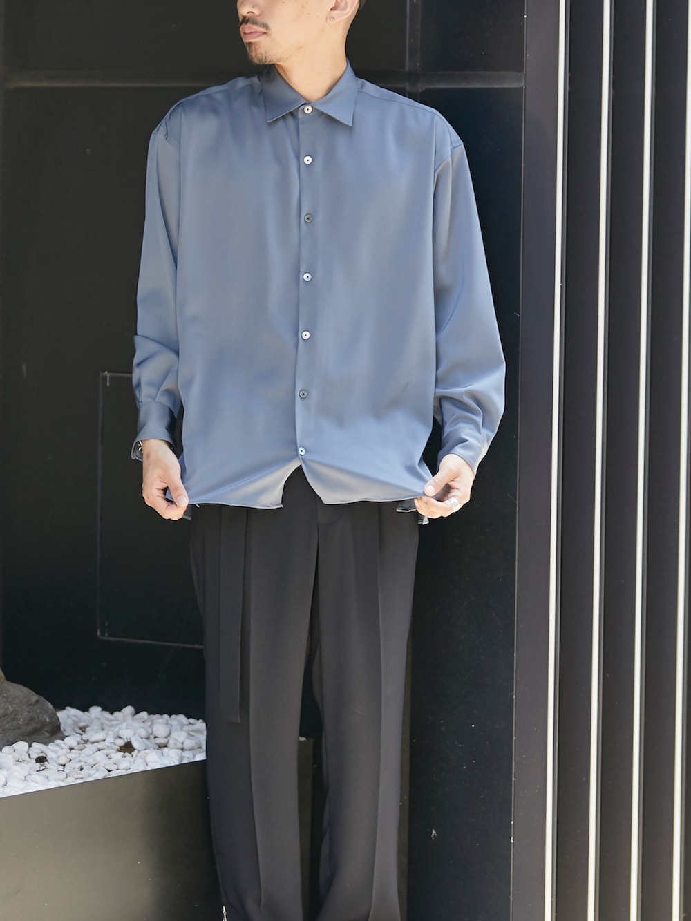 グレー系のシャツ/ブラウスを着用したメンズの春コーディネートの2枚目の写真