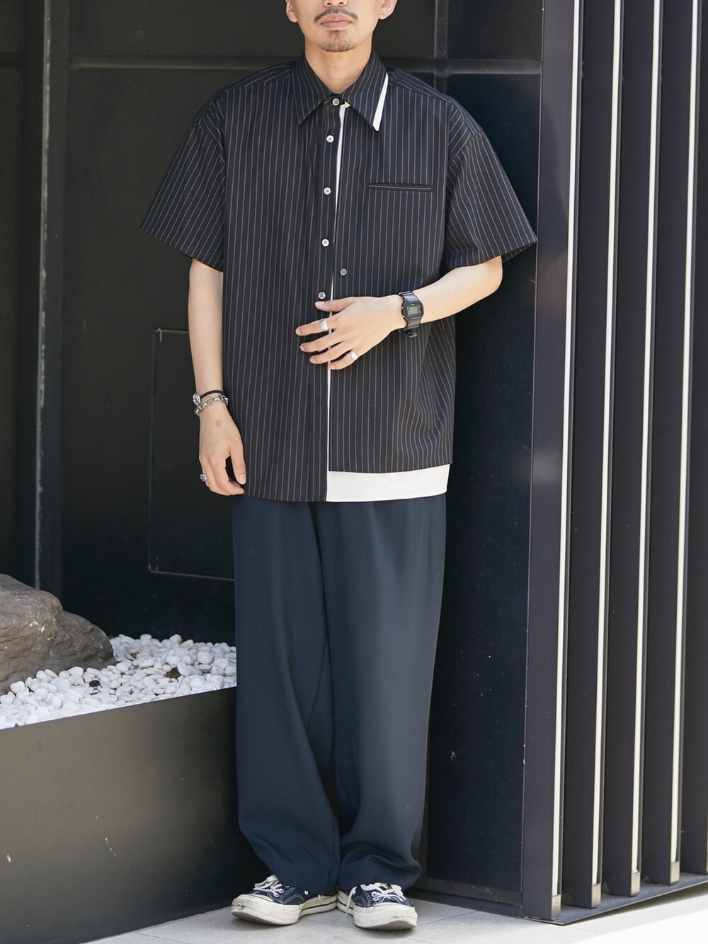 その他のシャツ/ブラウス、ブルー系のその他パンツを着用したメンズの春コーディネートの2枚目の写真