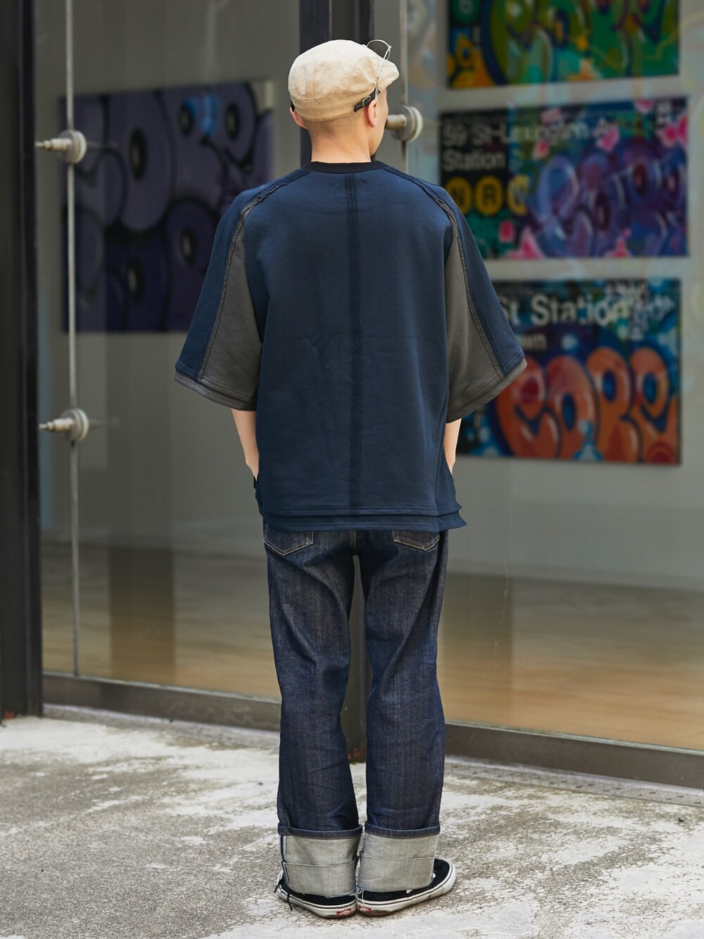 ブラック系のTシャツ/カットソーを着用したメンズの春コーディネートの3枚目の写真