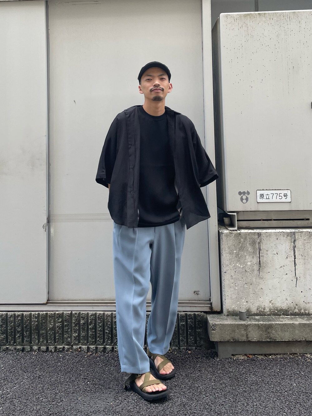 ブラック系のシャツ/ブラウスを着用したメンズの夏コーディネートの2枚目の写真