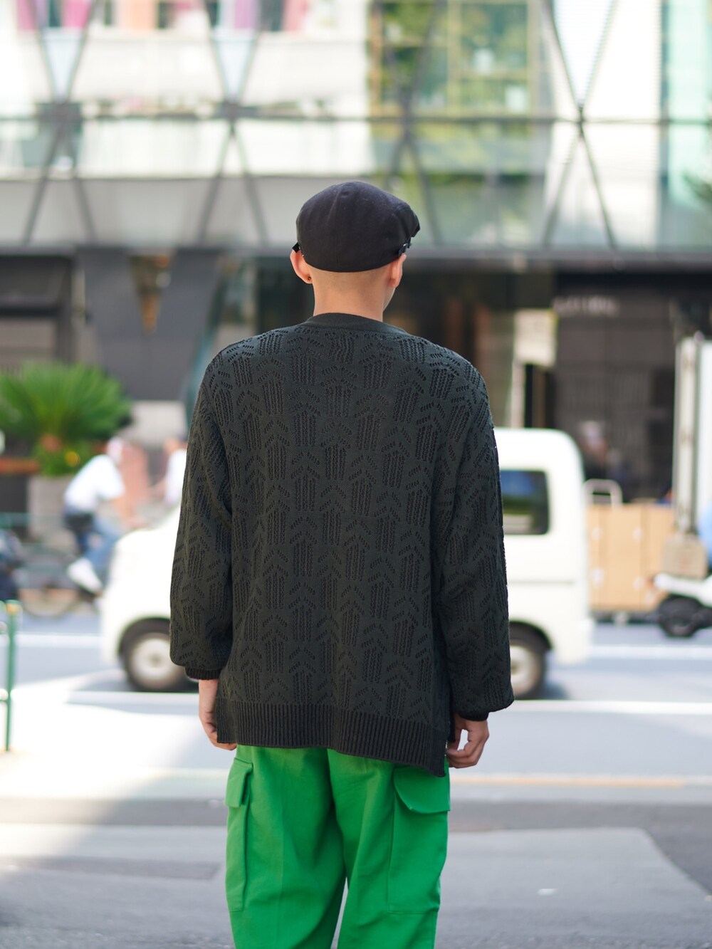 グリーン系のカーディガン/ボレロを着用したメンズの秋コーディネートの4枚目の写真