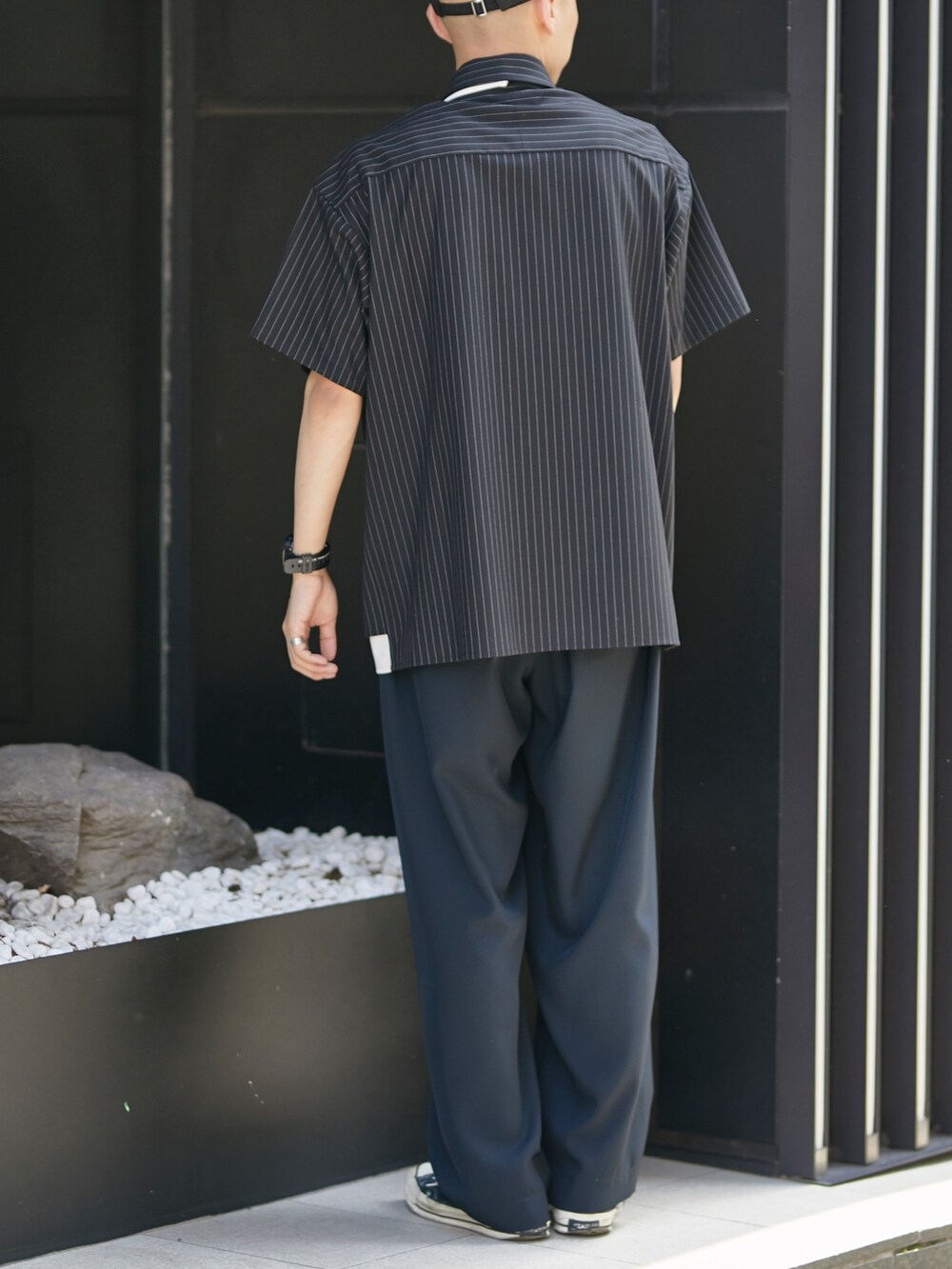 その他のシャツ/ブラウス、ブルー系のその他パンツを着用したメンズの春コーディネートの3枚目の写真