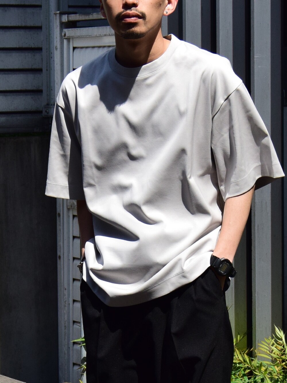 グレー系のTシャツ/カットソーを着用したメンズの春コーディネートの2枚目の写真