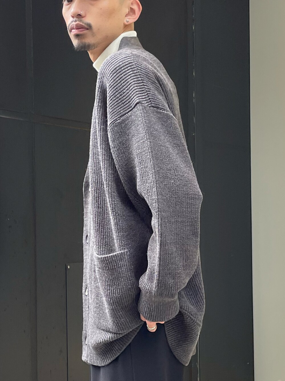グレー系のカーディガン/ボレロを着用したメンズの秋コーディネートの2枚目の写真
