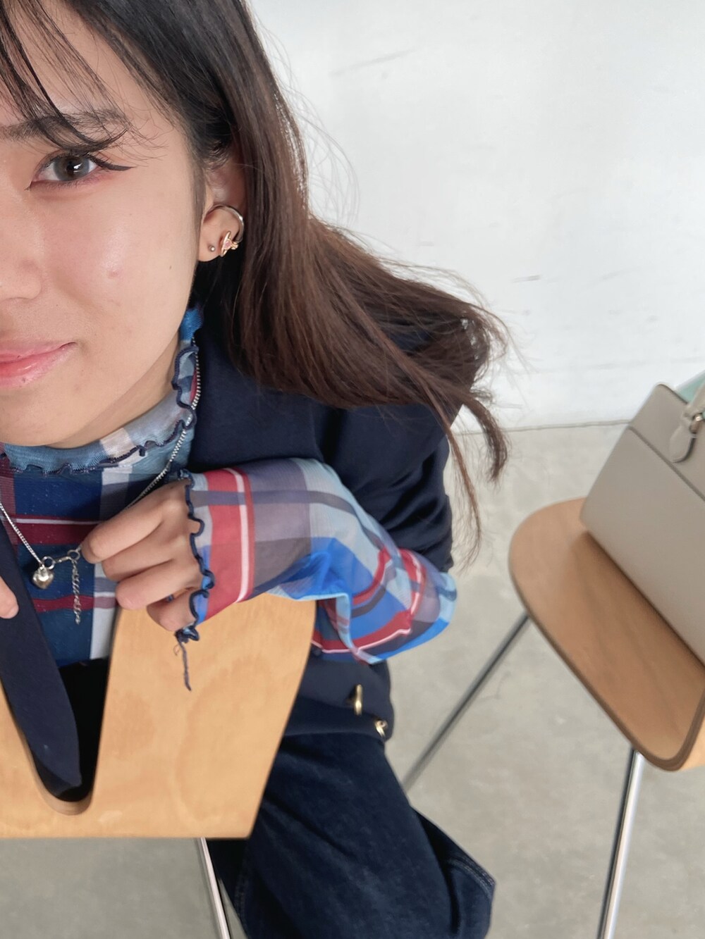 ブルー系のTシャツ/カットソー、ブラック系のテーラードジャケットを着用したレディースの冬コーディネートの2枚目の写真