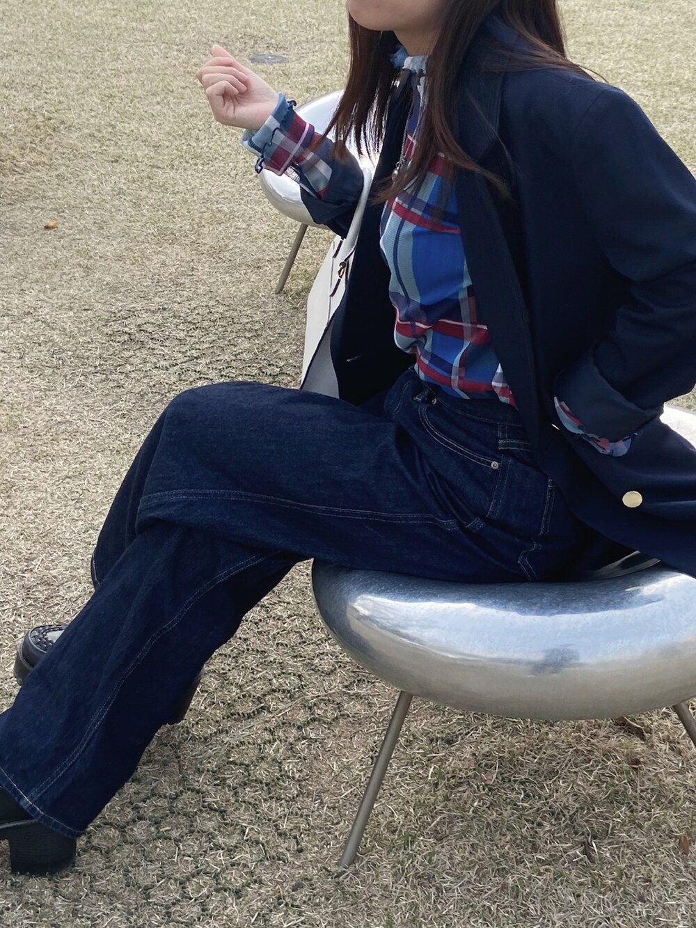 ブルー系のTシャツ/カットソー、ブラック系のテーラードジャケットを着用したレディースの冬コーディネートの3枚目の写真