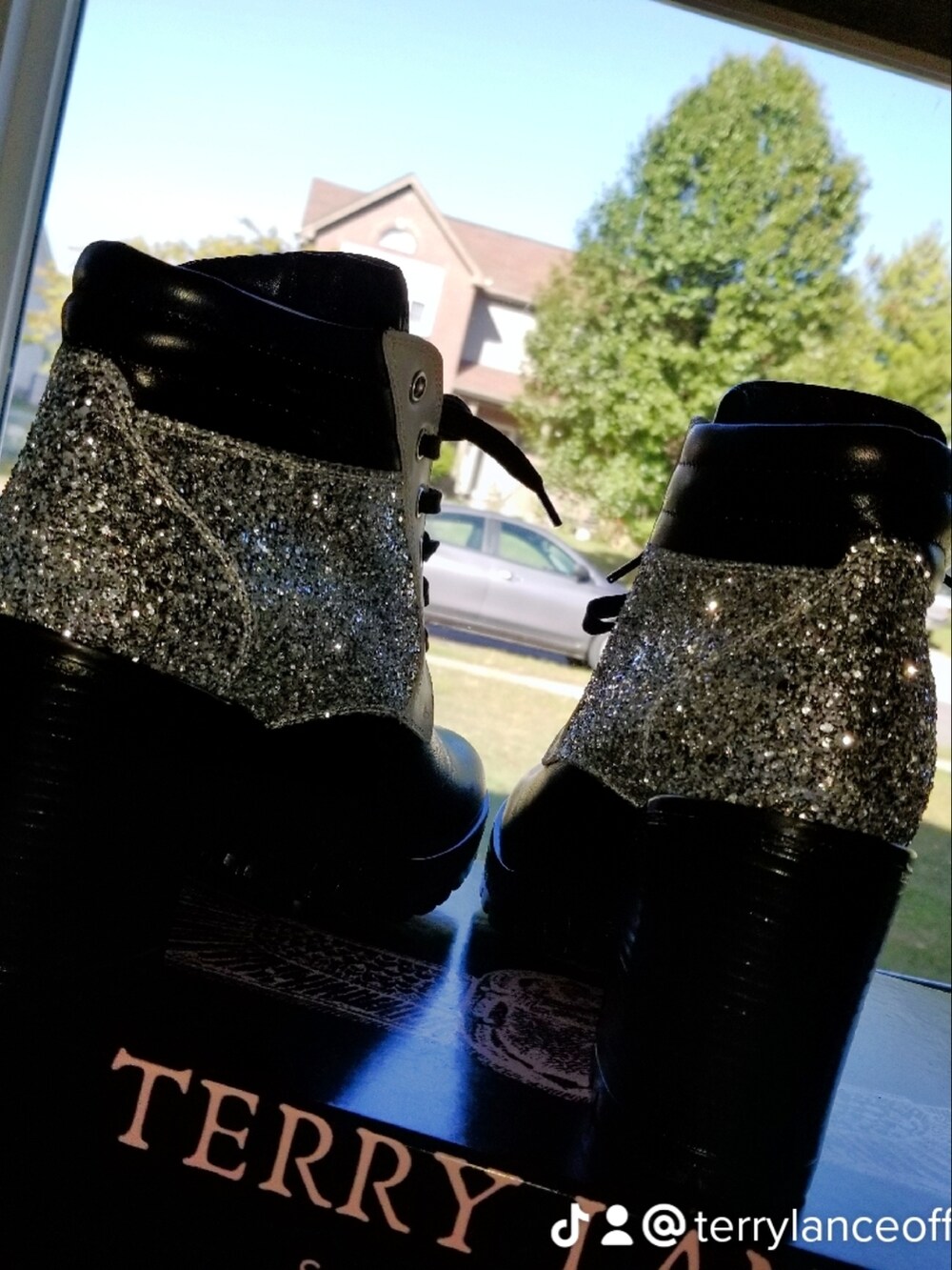 シルバー系のブーツを着用したレディースの秋コーディネートの3枚目の写真