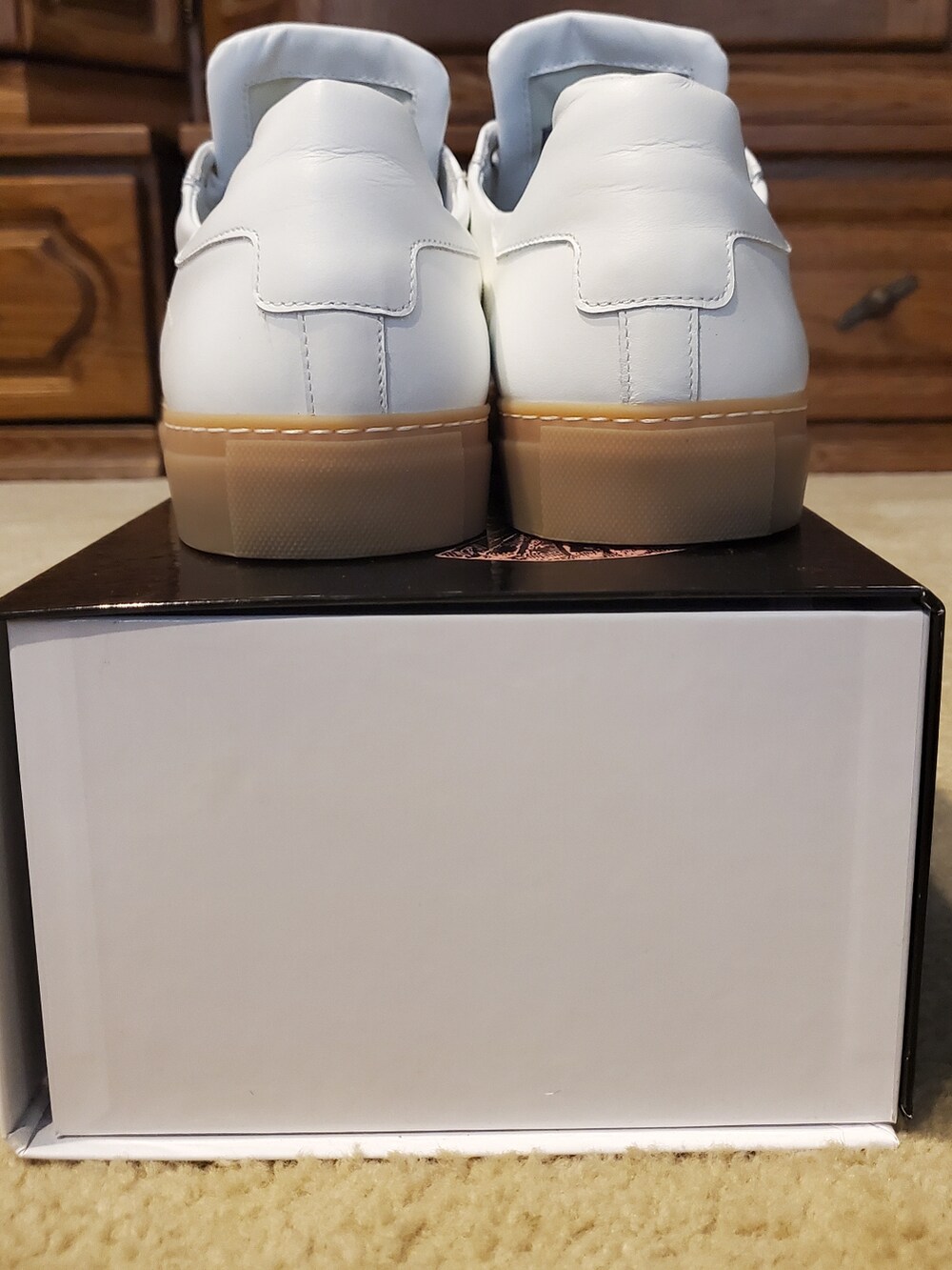 ホワイト系のスニーカーを着用したメンズの秋コーディネートの3枚目の写真