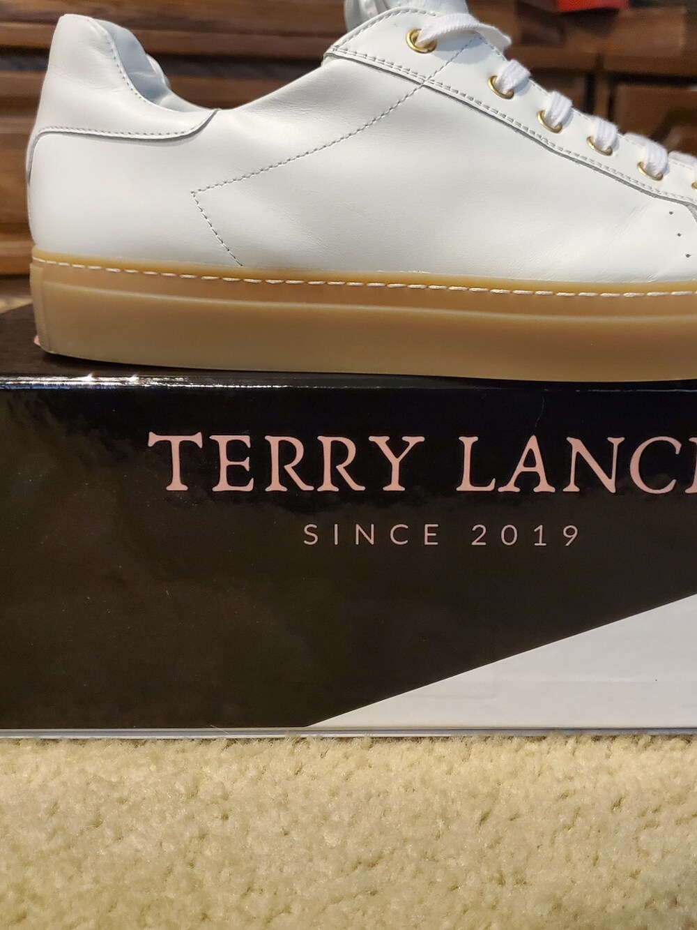 ホワイト系のスニーカーを着用したメンズの秋コーディネートの4枚目の写真