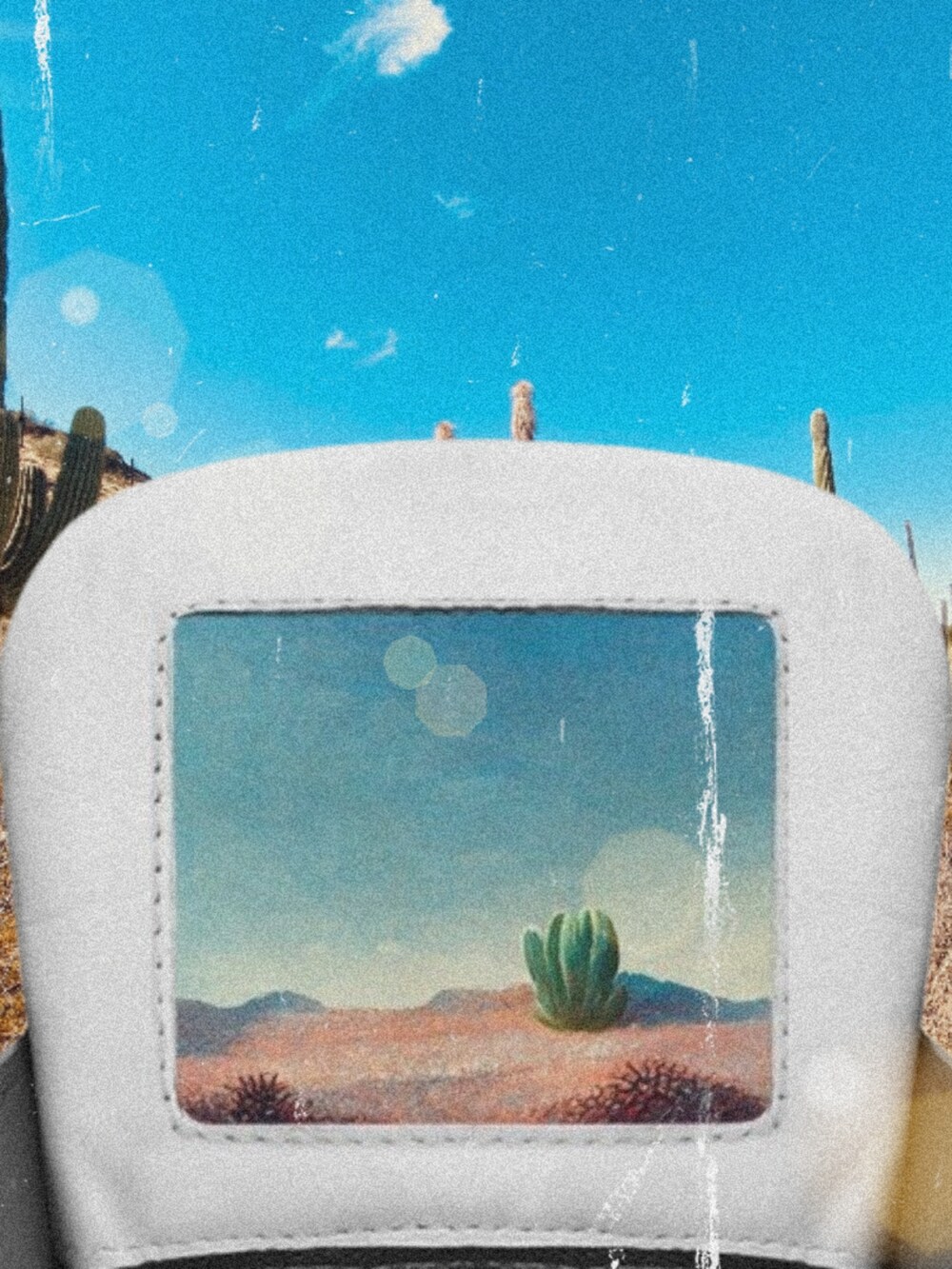 ブラウン系のスニーカーを着用したメンズの秋コーディネートの5枚目の写真